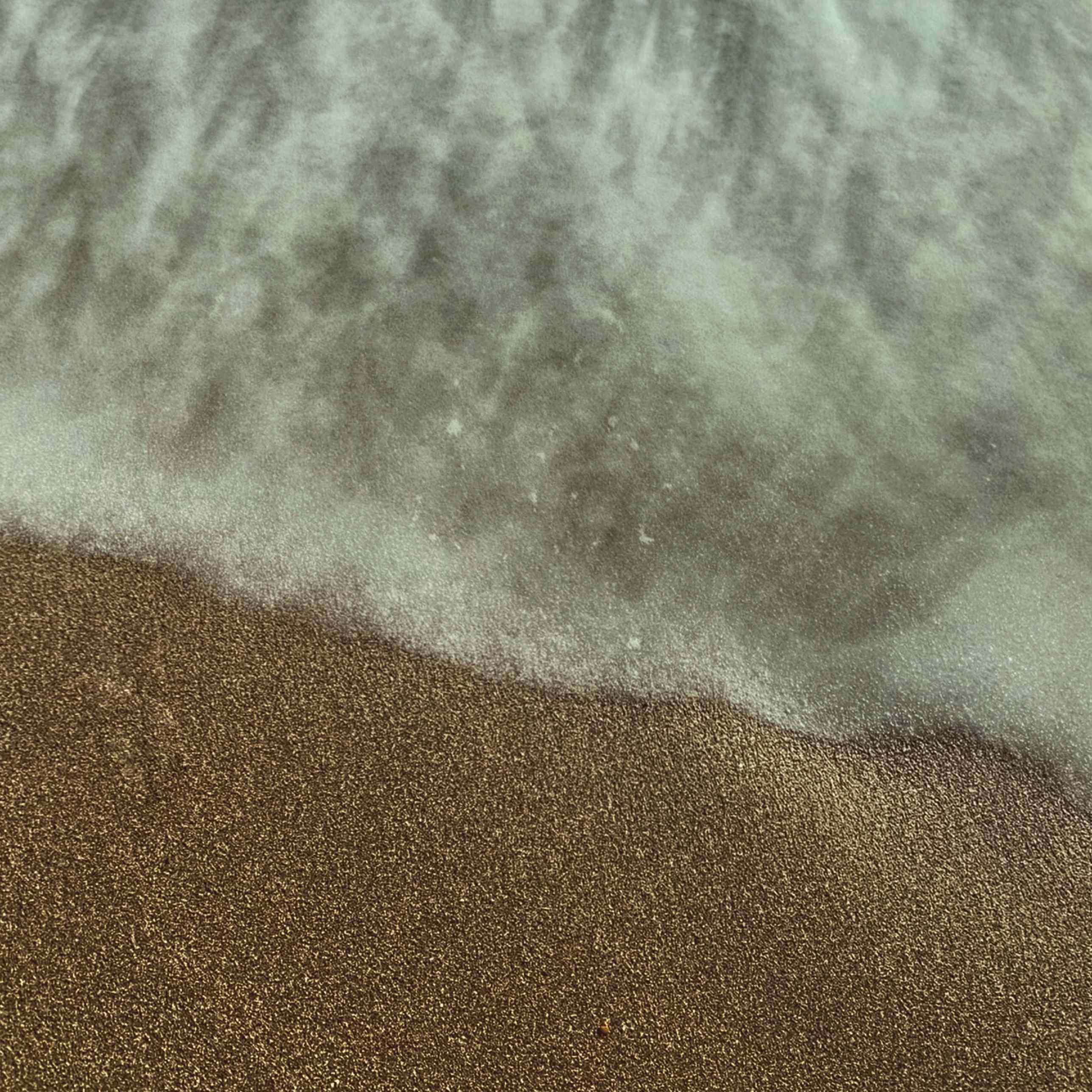 up-close picture of the tide coming in